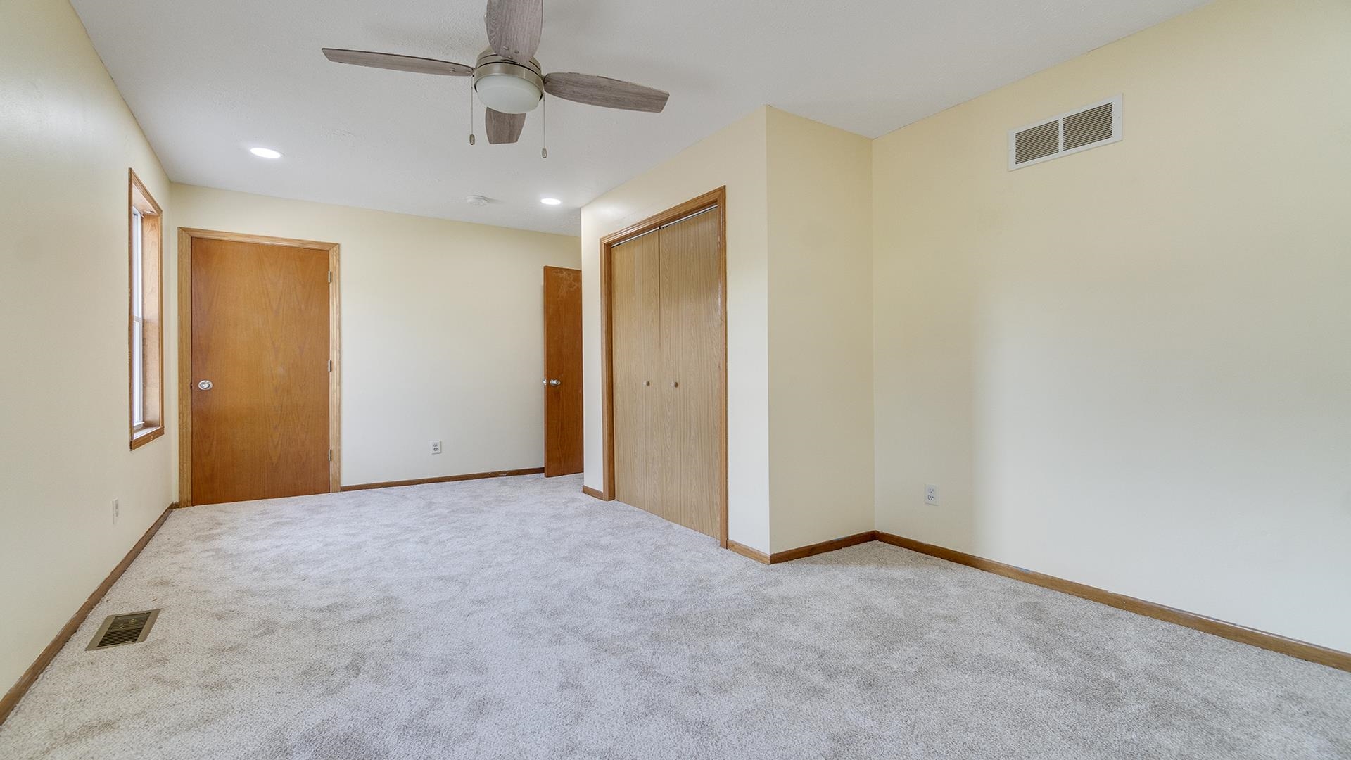 820 East Riverside Boulevard Loves Park, IL 61111 - Photo 16 of 32 an empty room with closet and a ceiling fan