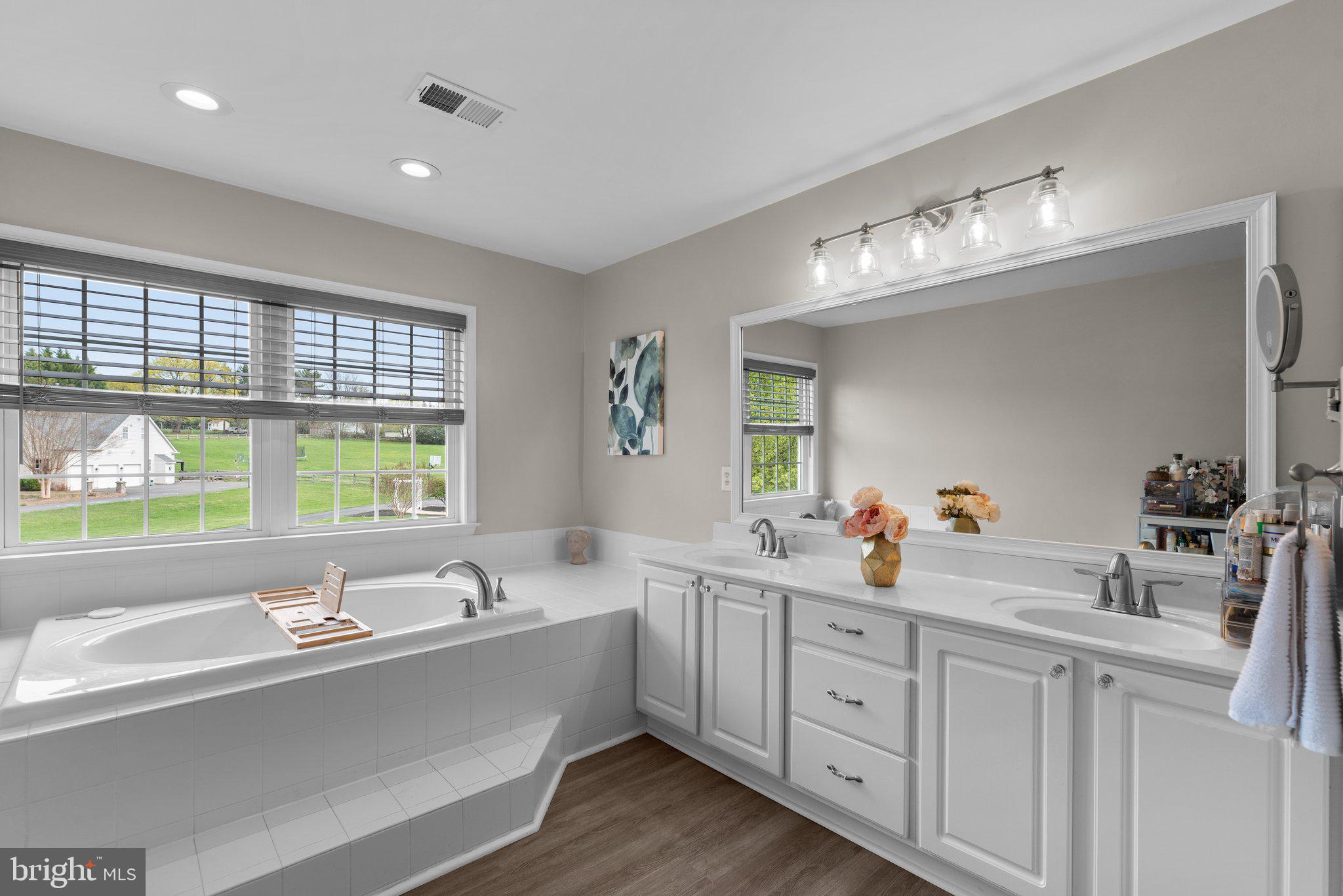 23504 Rolling Fork Way Gaithersburg, MD 20882 - Photo 21 of 45 Primary Bath