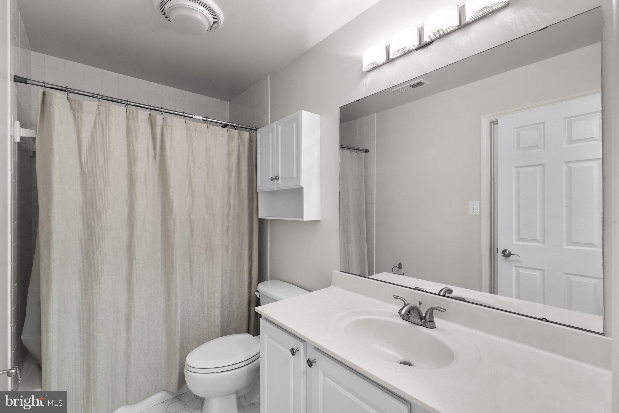 23504 Rolling Fork Way Gaithersburg, MD 20882 - Photo 28 of 45 Top Floor Bath