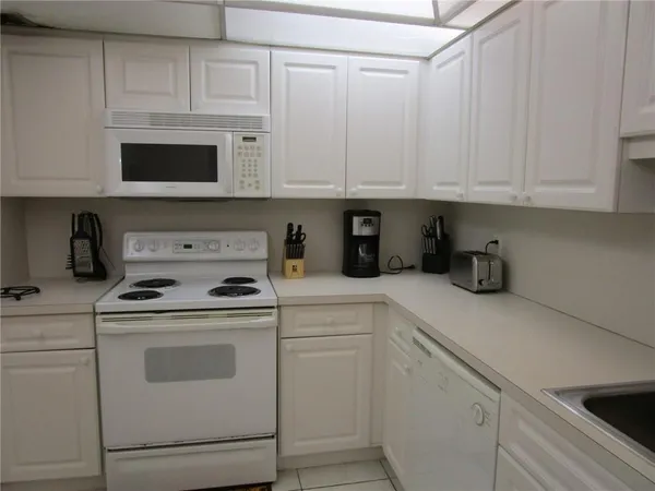 $2,000 | 405 North Ocean Boulevard, Unit 1225, Pompano Beach, FL 33062