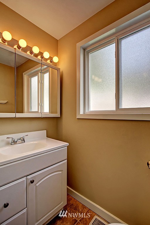 7431 181st Place Southwest Edmonds, WA 98026 - Photo 11 of 18 Gallery Image 11