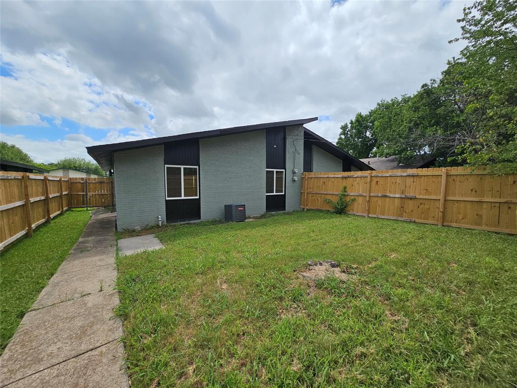 1725 R Avenue, Unit 1727 Plano, TX 75074 - Photo 17 of 20 Expansive backyard featuring a natural grass lawn