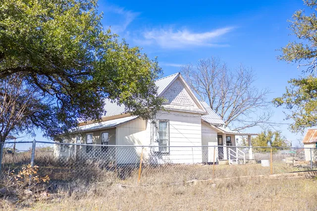 a view of a yard with a tree