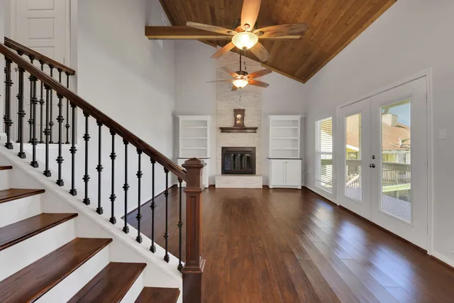 a view of an entryway with wooden floor and a ceiling fan