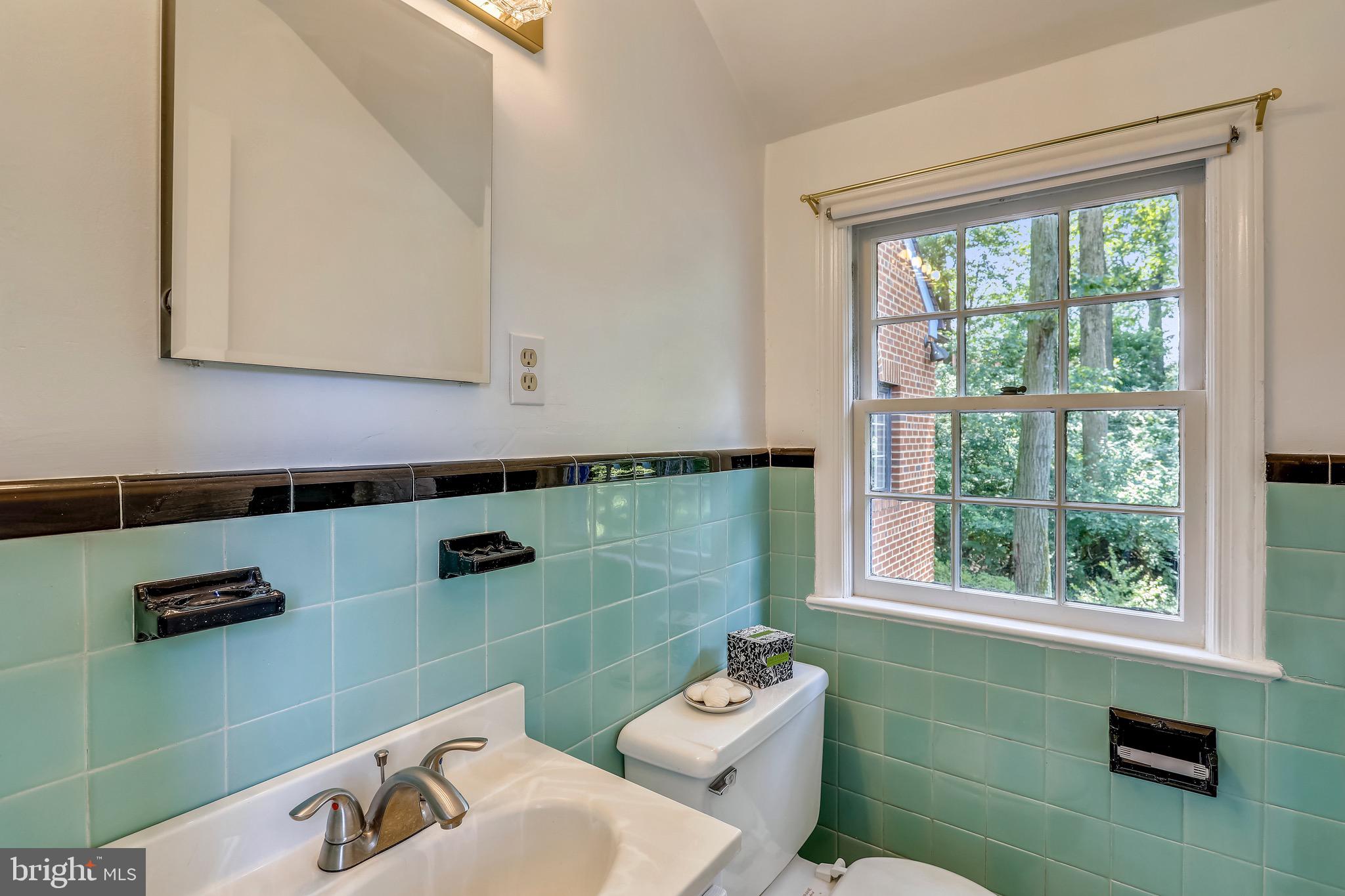 6308 Alcott Road Bethesda, MD 20817 - Photo 21 of 34 2nd bedroom ensuite 1/2 bath