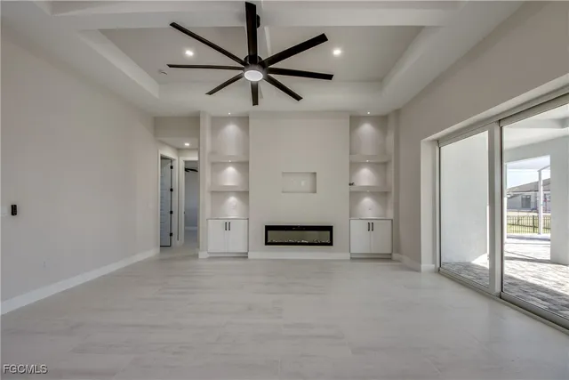 en empty room with closet and a ceiling fan