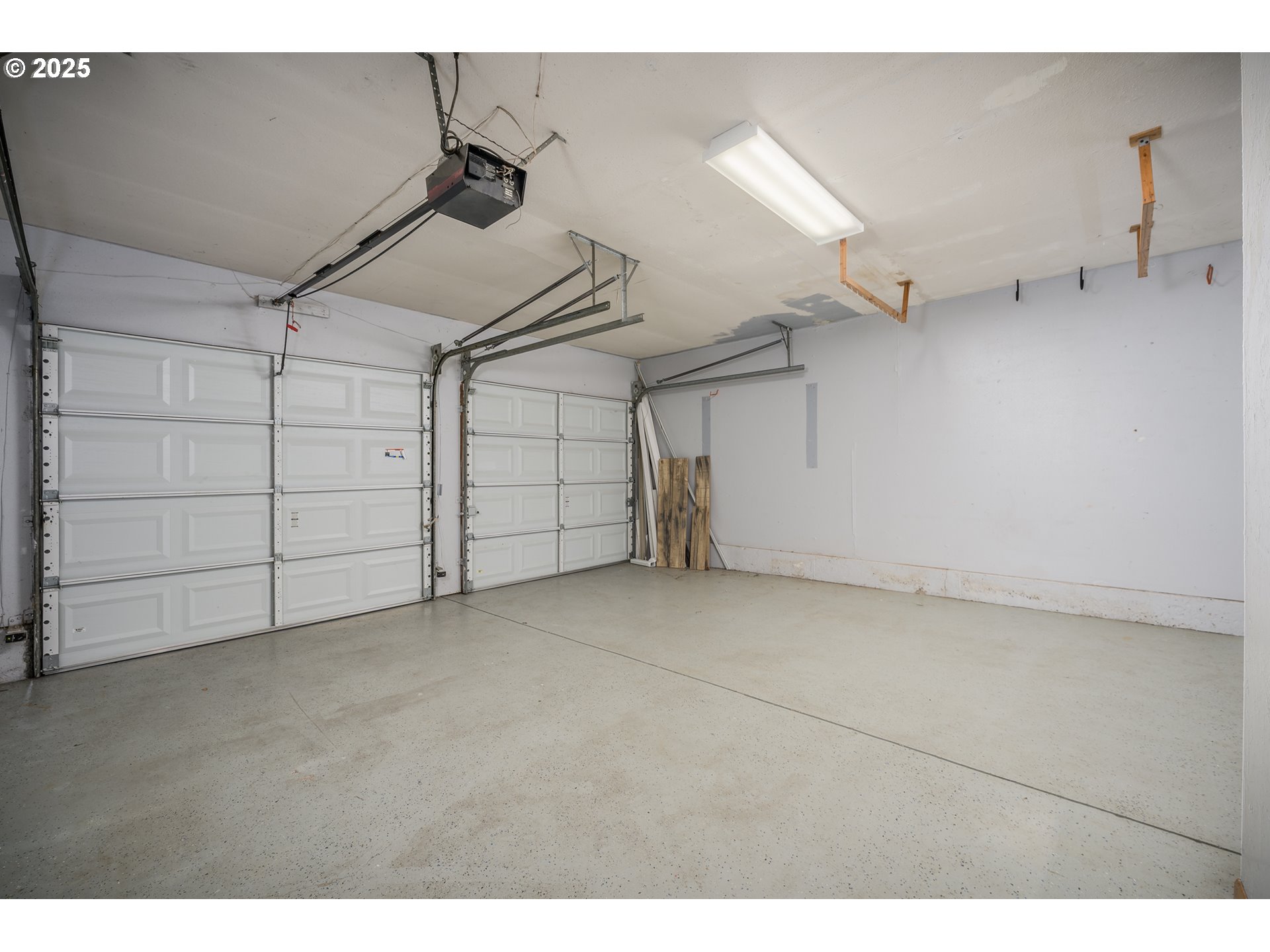 2676 Wheeler Street Southeast Albany, OR 97322 - Photo 19 of 32 a view of a garage