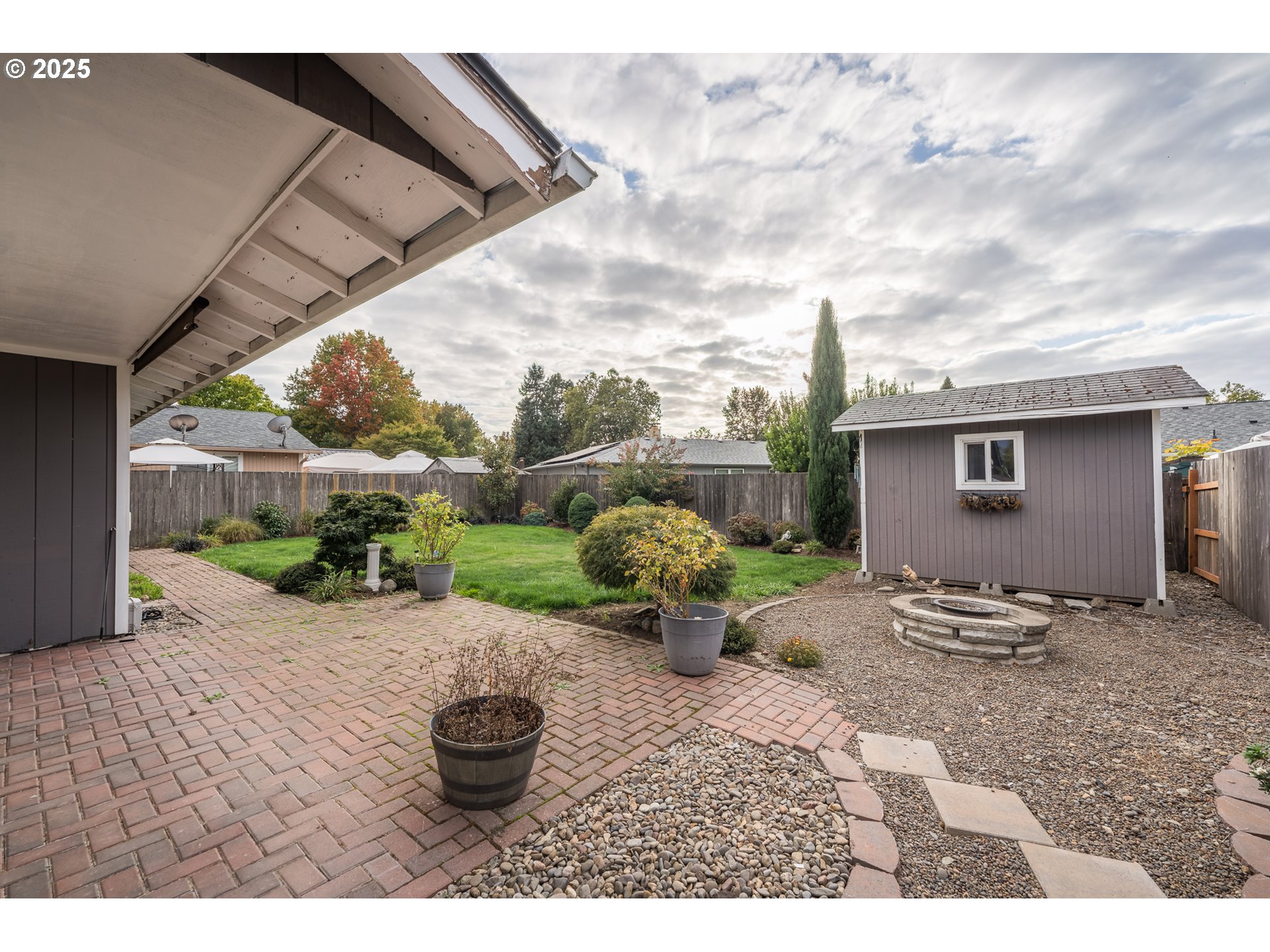 2676 Wheeler Street Southeast Albany, OR 97322 - Photo 20 of 32 a backyard of a house with yard and outdoor seating