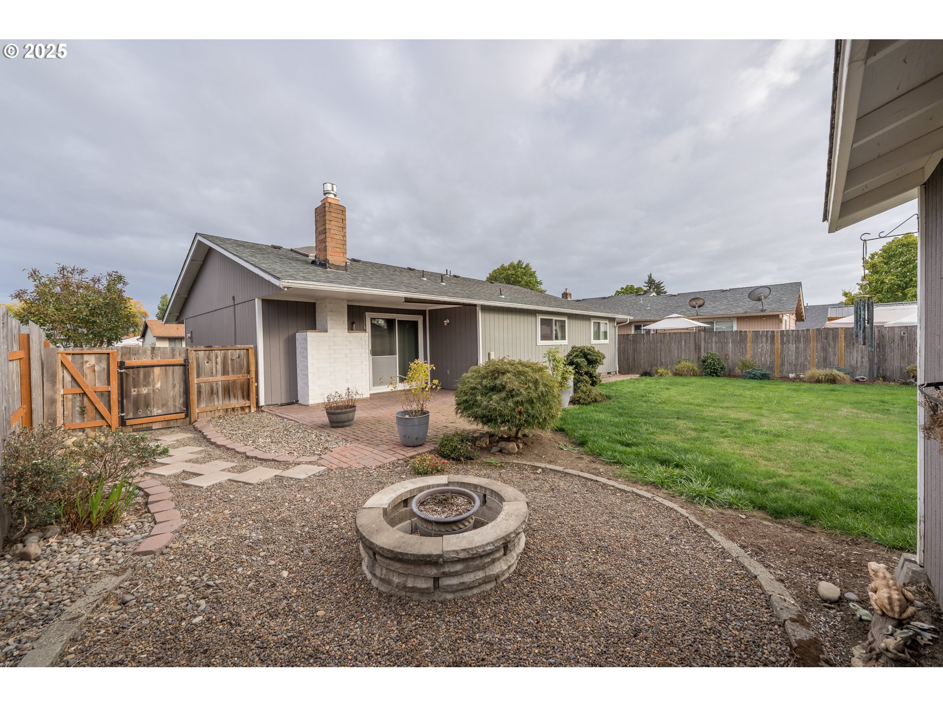 2676 Wheeler Street Southeast Albany, OR 97322 - Photo 21 of 32 a view of a house with backyard and porch