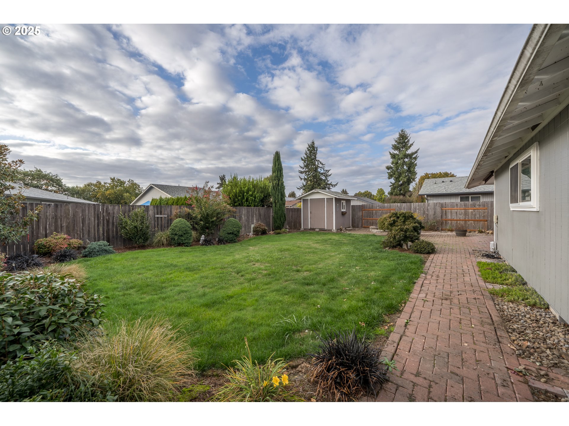 2676 Wheeler Street Southeast Albany, OR 97322 - Photo 22 of 32 a front view of a house with garden