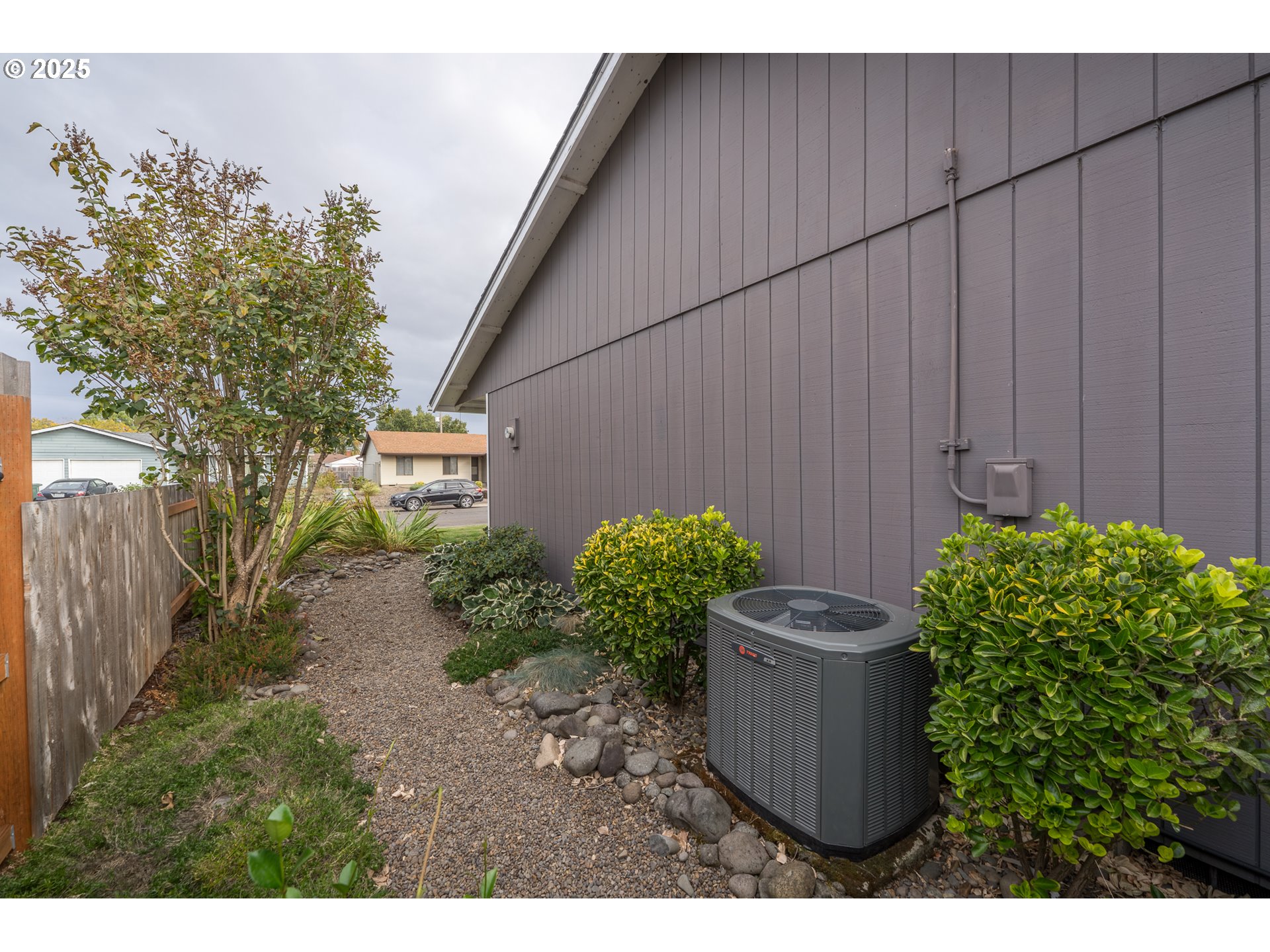 2676 Wheeler Street Southeast Albany, OR 97322 - Photo 24 of 32 a backyard of a house