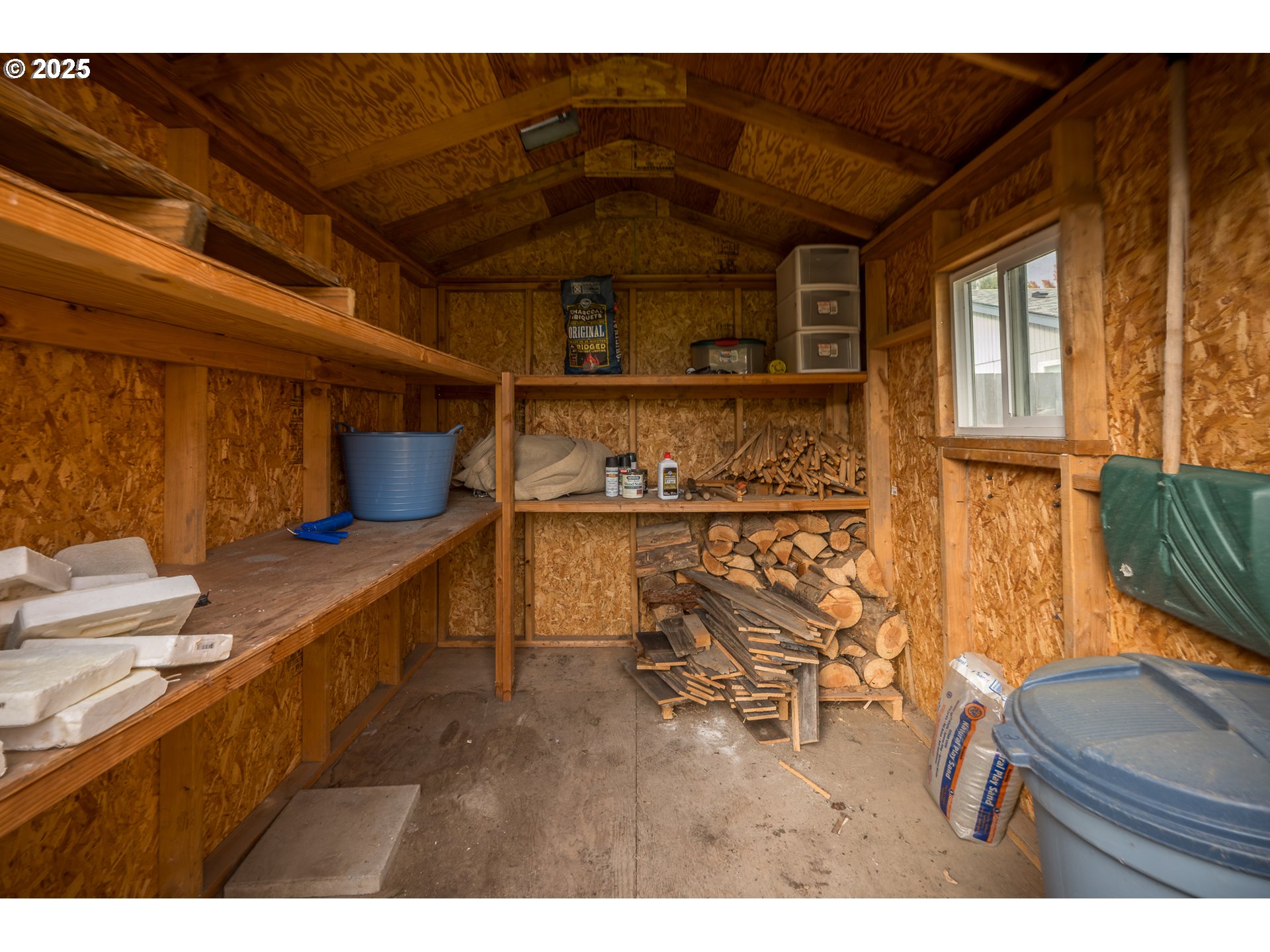 2676 Wheeler Street Southeast Albany, OR 97322 - Photo 25 of 32 a view of a living room and bathroom