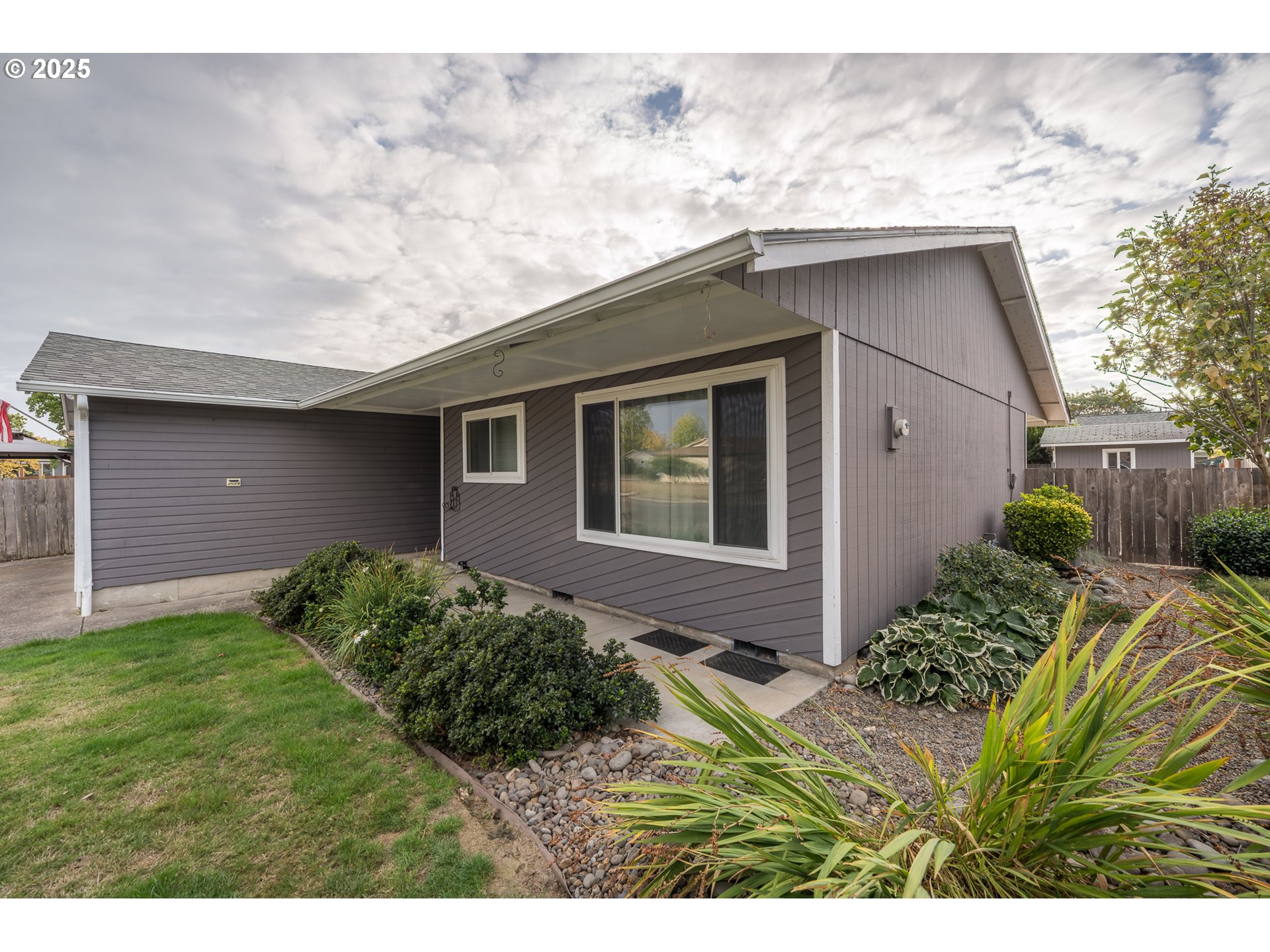 2676 Wheeler Street Southeast Albany, OR 97322 - Photo 4 of 32 a house that has a lot of plants in it