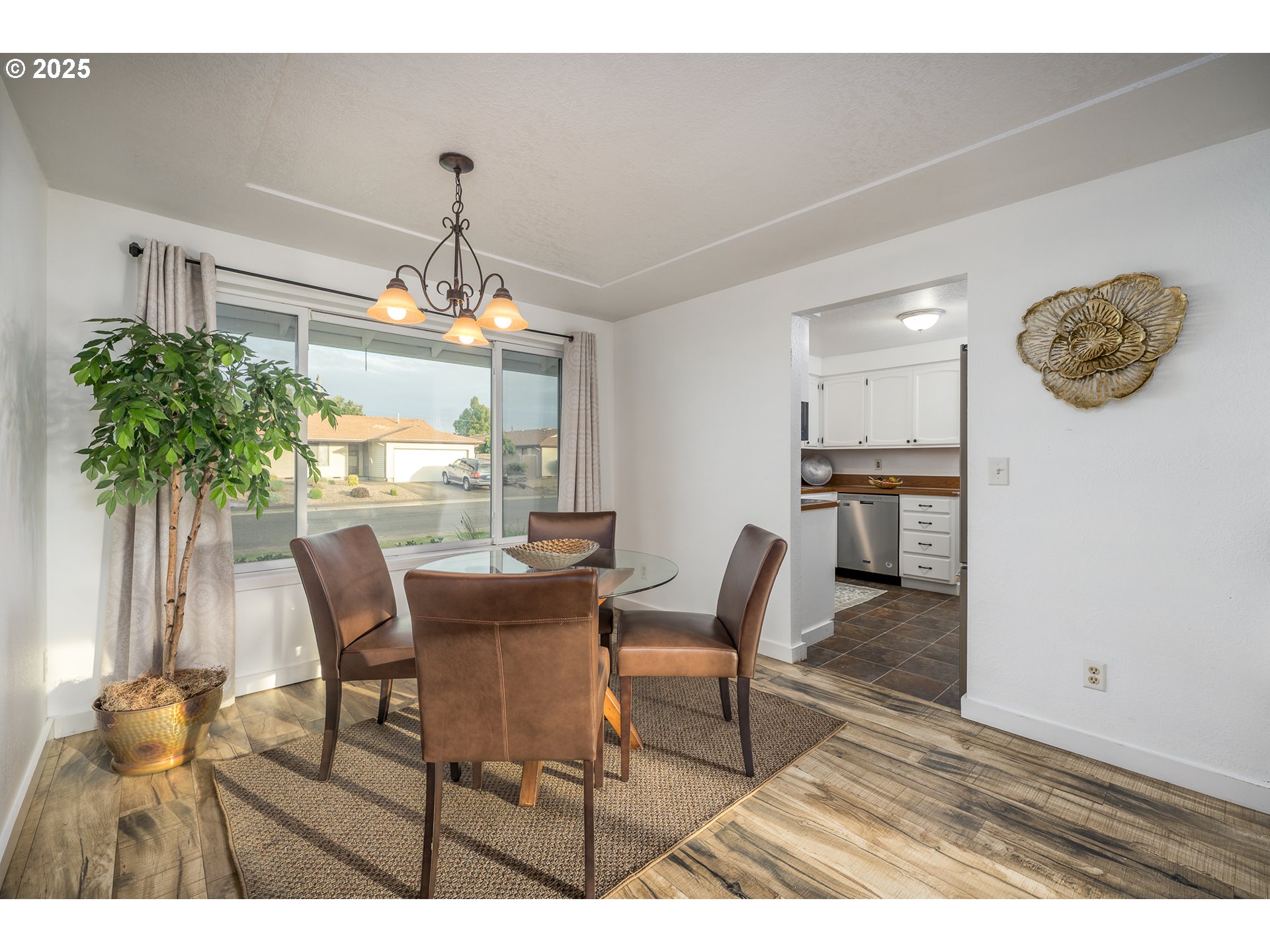 2676 Wheeler Street Southeast Albany, OR 97322 - Photo 8 of 32 a dining room with furniture and window