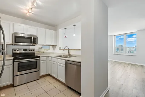 $2,700 | 345 North LaSalle Street, Unit 2602, Chicago, IL 60654
