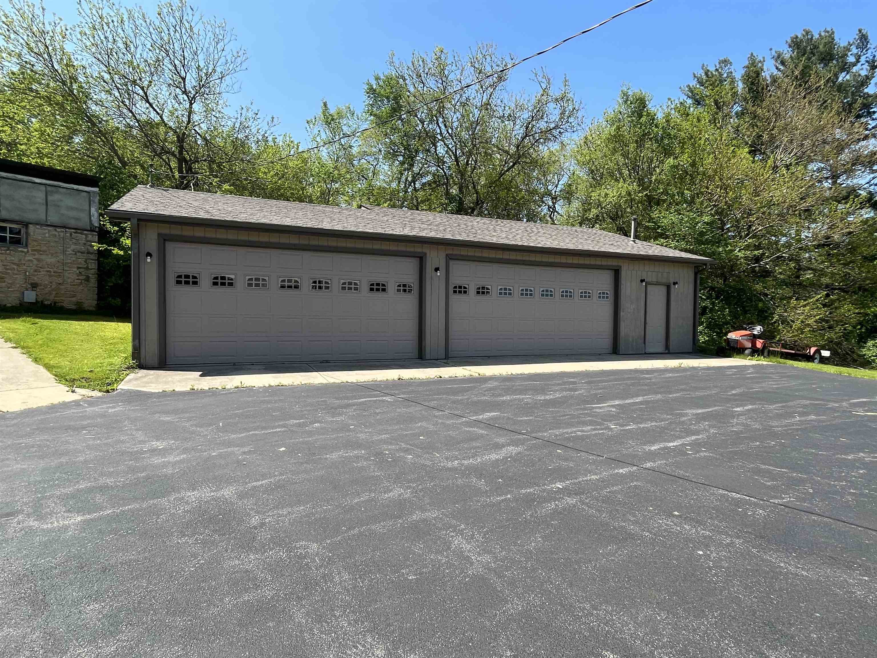 17850 Caledonia Road Caledonia, IL 61011 - Photo 4 of 20 a view of a garage