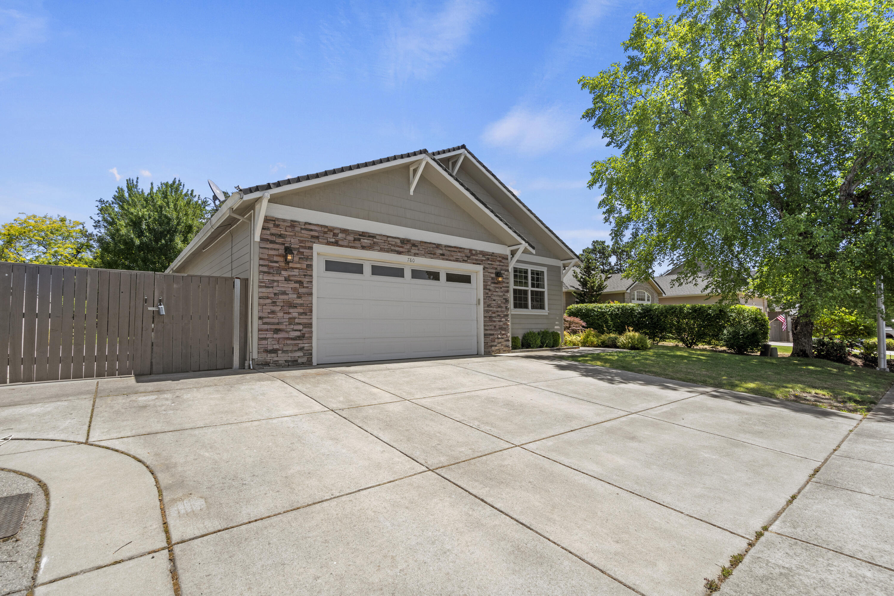 780 Ridgeway Avenue Central Point, OR 97502 - Photo 3 of 39 780 Ridgeway - 3