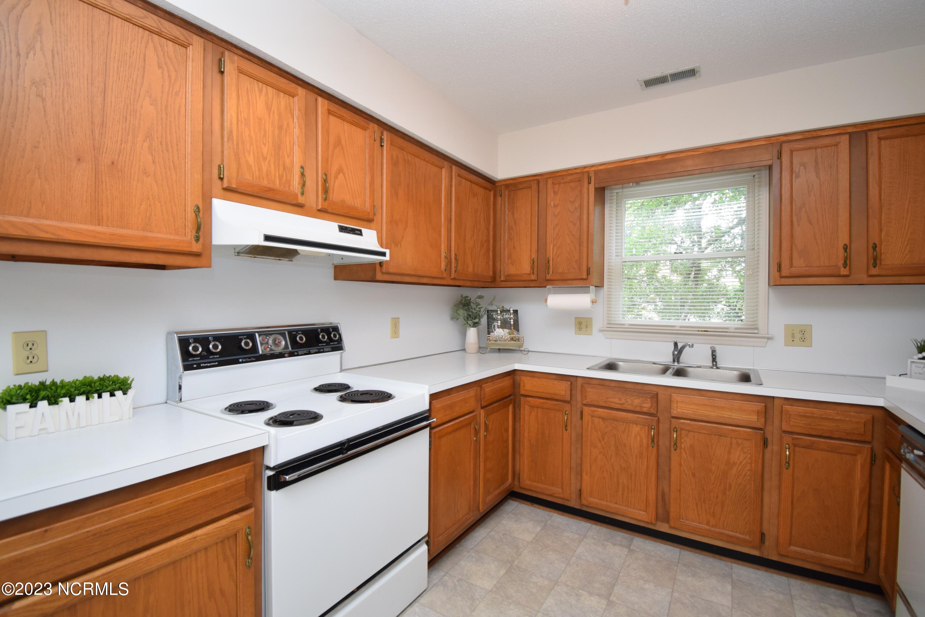 1965 Quail Ridge Road, Unit K Greenville, NC 27858 - Photo 8 of 19 DSC_1681