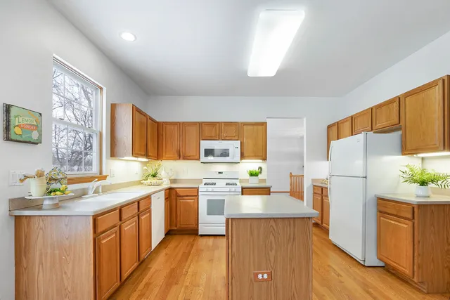 $339,900 | 2286 Meadowcroft Lane, Grayslake, IL 60030