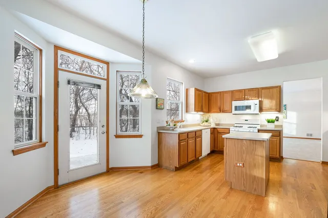 $339,900 | 2286 Meadowcroft Lane, Grayslake, IL 60030