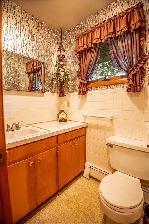 519 North Hermitage Road Hermitage, PA 16148 - Photo 11 of 38 a bathroom with a toilet a sink and a bathtub
