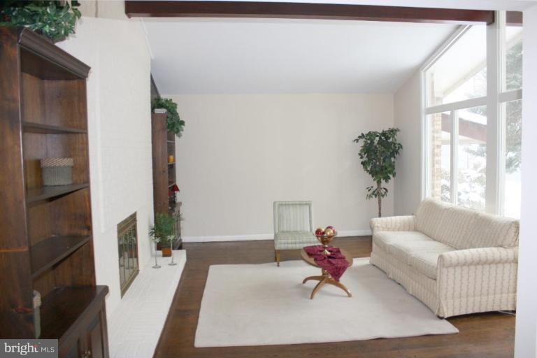 1701 Red Oak Circle Reston, VA 20190 - Photo 2 of 17 Living Room