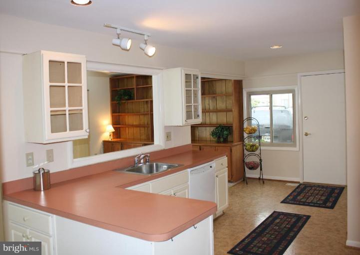 1701 Red Oak Circle Reston, VA 20190 - Photo 4 of 17 Kitchen