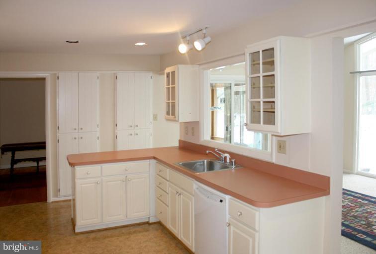 1701 Red Oak Circle Reston, VA 20190 - Photo 5 of 17 Kitchen #2