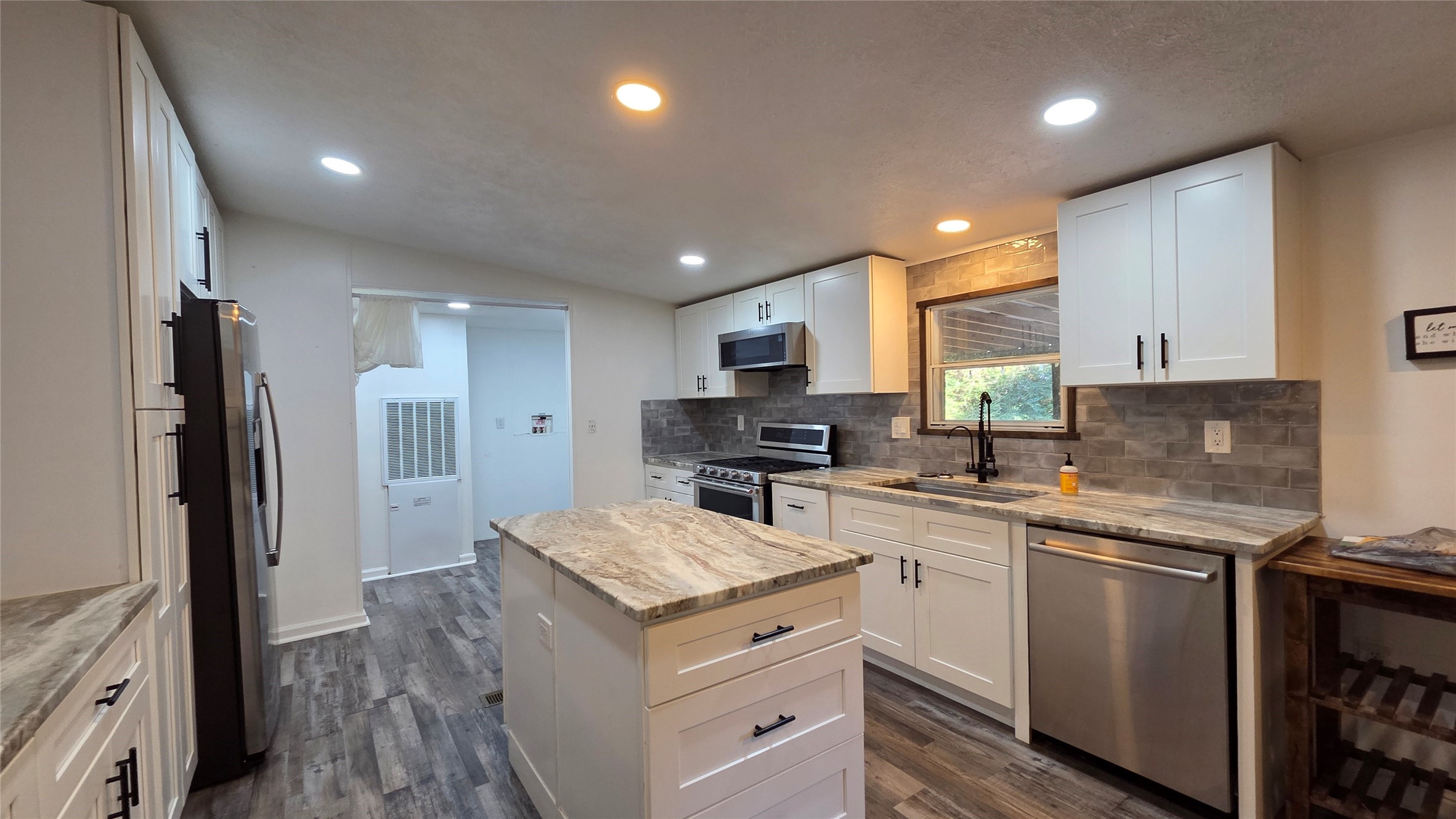 21150 Arnsworth Road Montgomery, TX 77356 - Photo 9 of 16 a kitchen with a sink stove and refrigerator