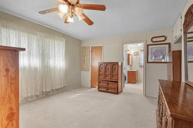a view of livingroom with furniture