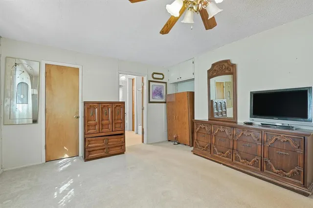 a view of a livingroom with furniture