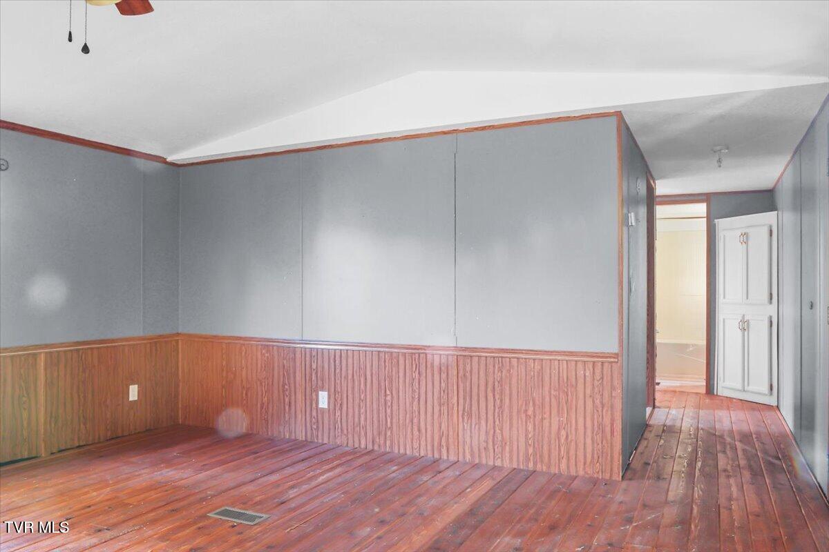 762 Milburnton Road Limestone, TN 37681 - Photo 8 of 31 11-Living Room