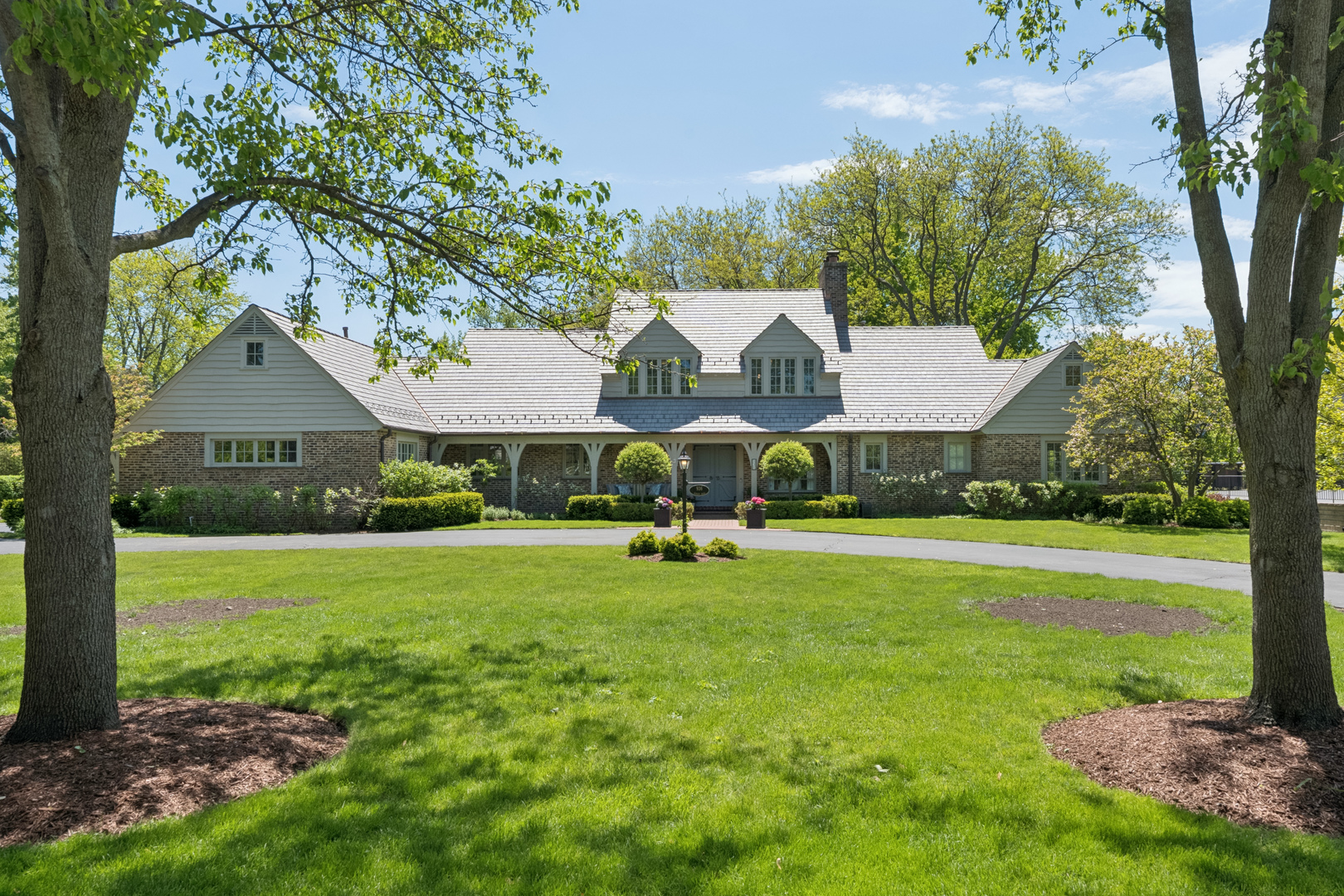 936 Sunset Road Winnetka, IL 60093 - Photo 2 of 50 a front view of a house with garden