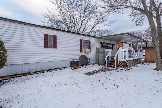 a view of a house with backyard