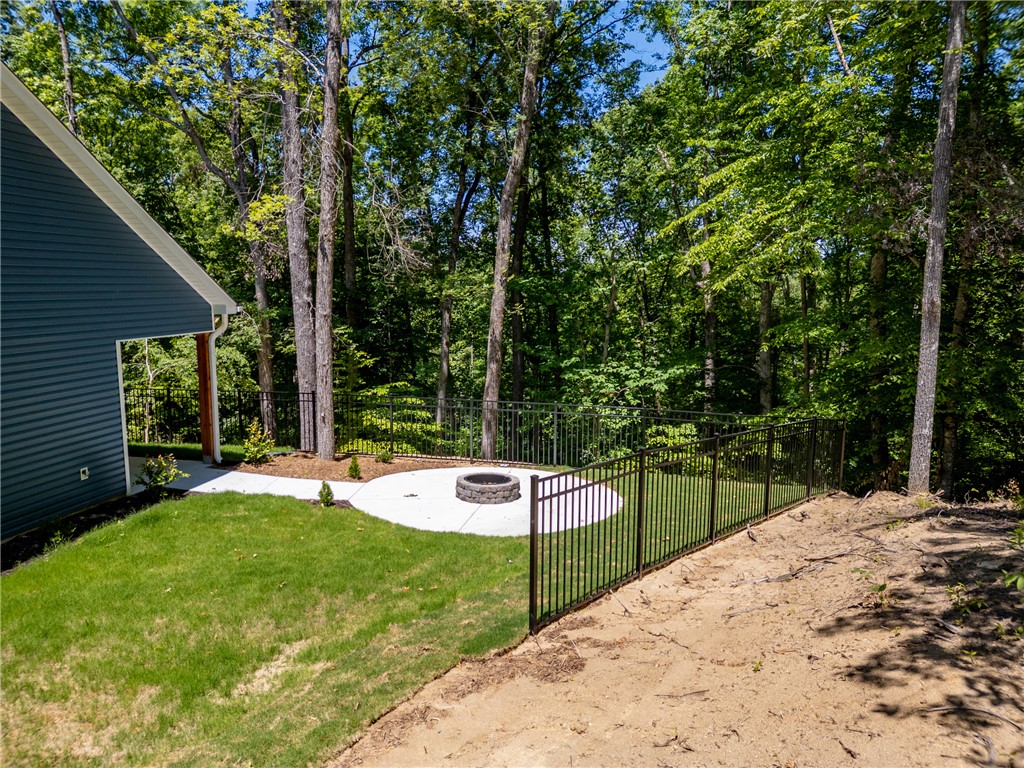 322 Oconee Avenue Westminster, SC 29693 - Photo 29 of 43