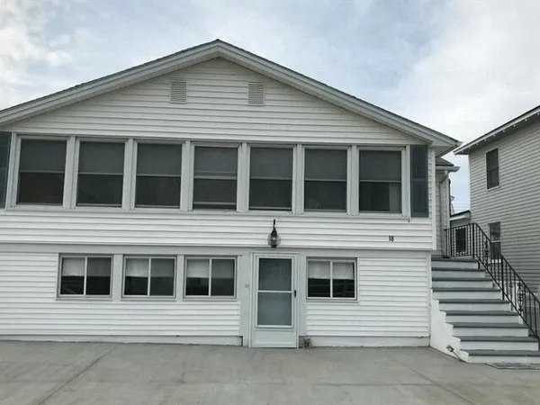 $2,500 | 18 Lowell Street, Unit UP, Seabrook, NH 03874