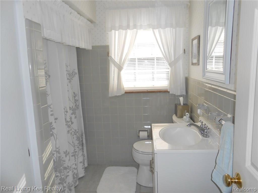 905 1st Street Rochester, MI 48307 - Photo 16 of 27