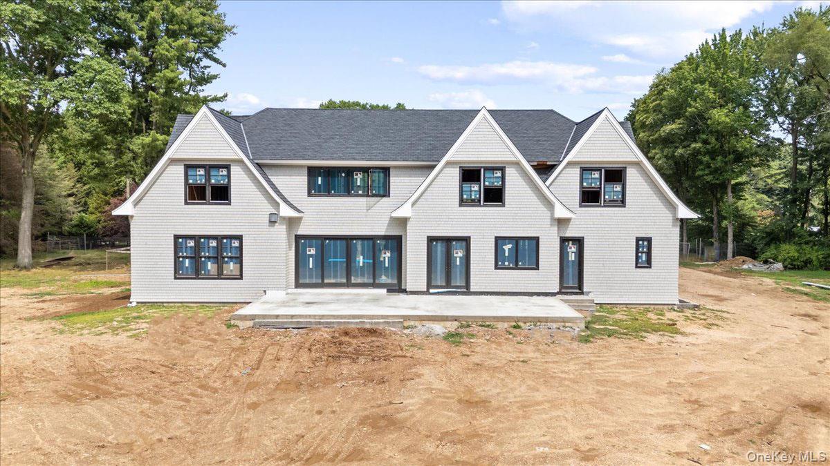 320 Circle Road Muttontown, NY 11791 - Photo 3 of 17 a front view of a house with a yard