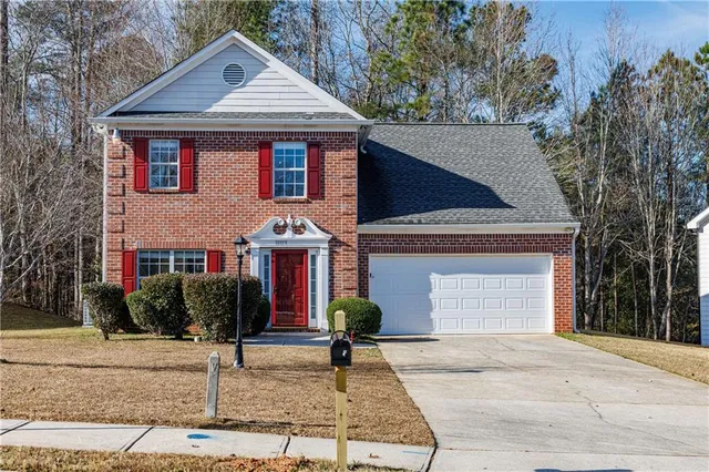 a view of a house with a yard