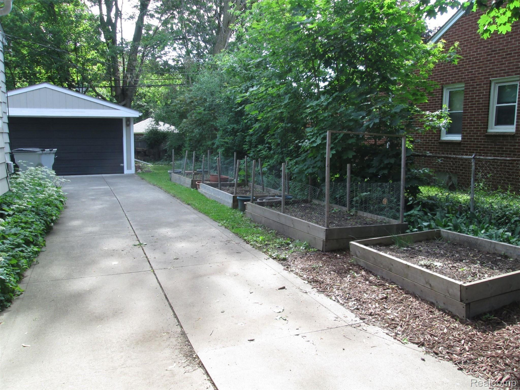 3512 Wakefield Road Berkley, MI 48072 - Photo 4 of 44 wake-gardens.JPG