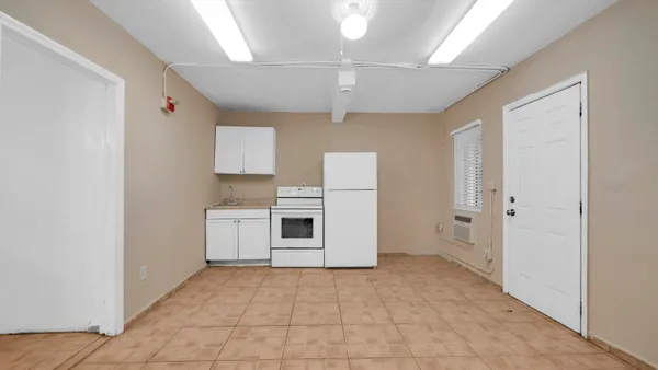 $1,700 | 420 Northwest 10th Street, Unit 15, Miami, FL 33136