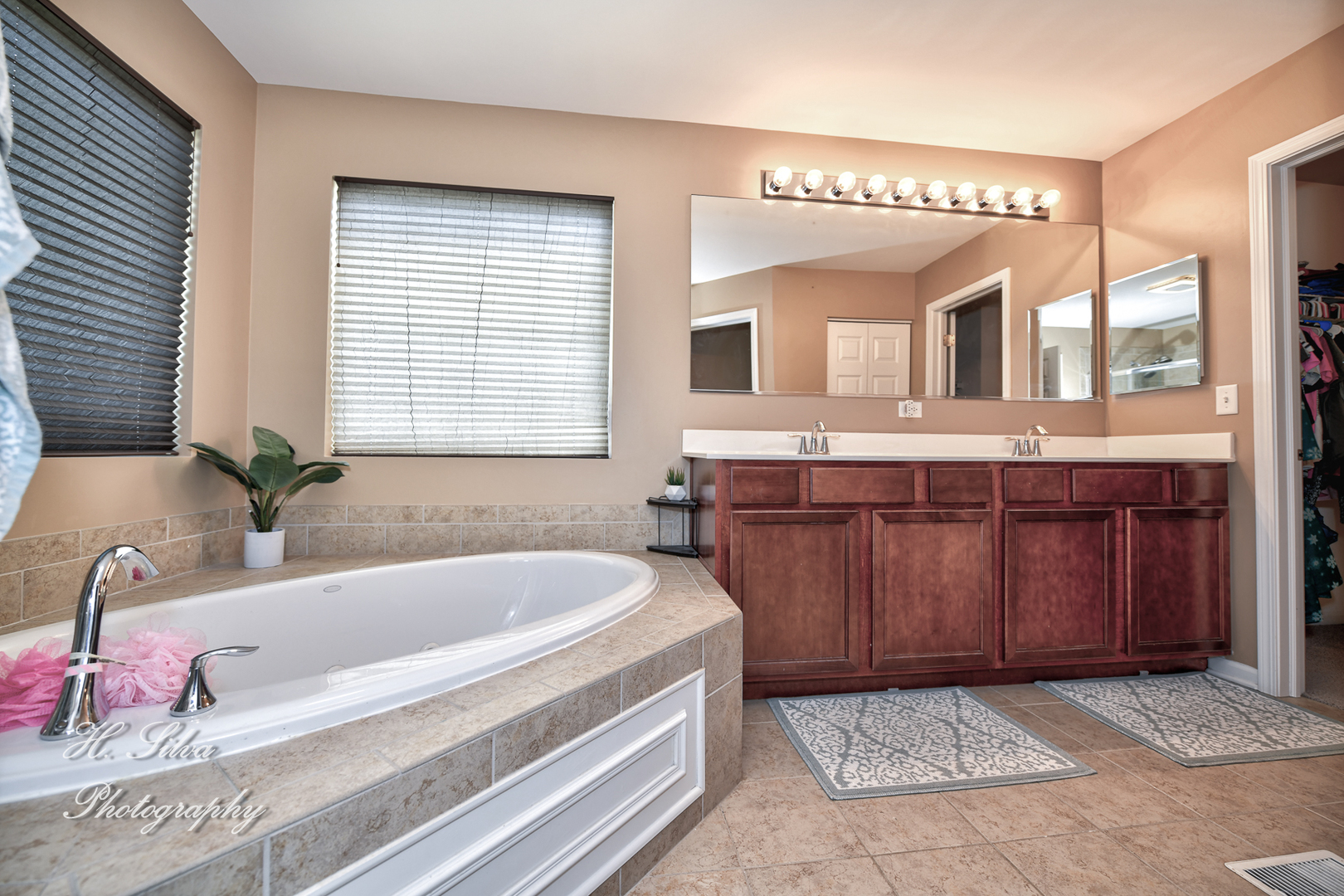 249 Sonora Drive Elgin, IL 60124 - Photo 23 of 42 a bathroom with a tub sink and mirror