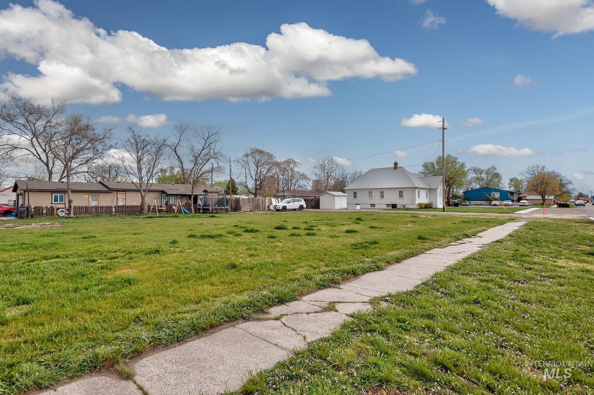 View of grassy yard