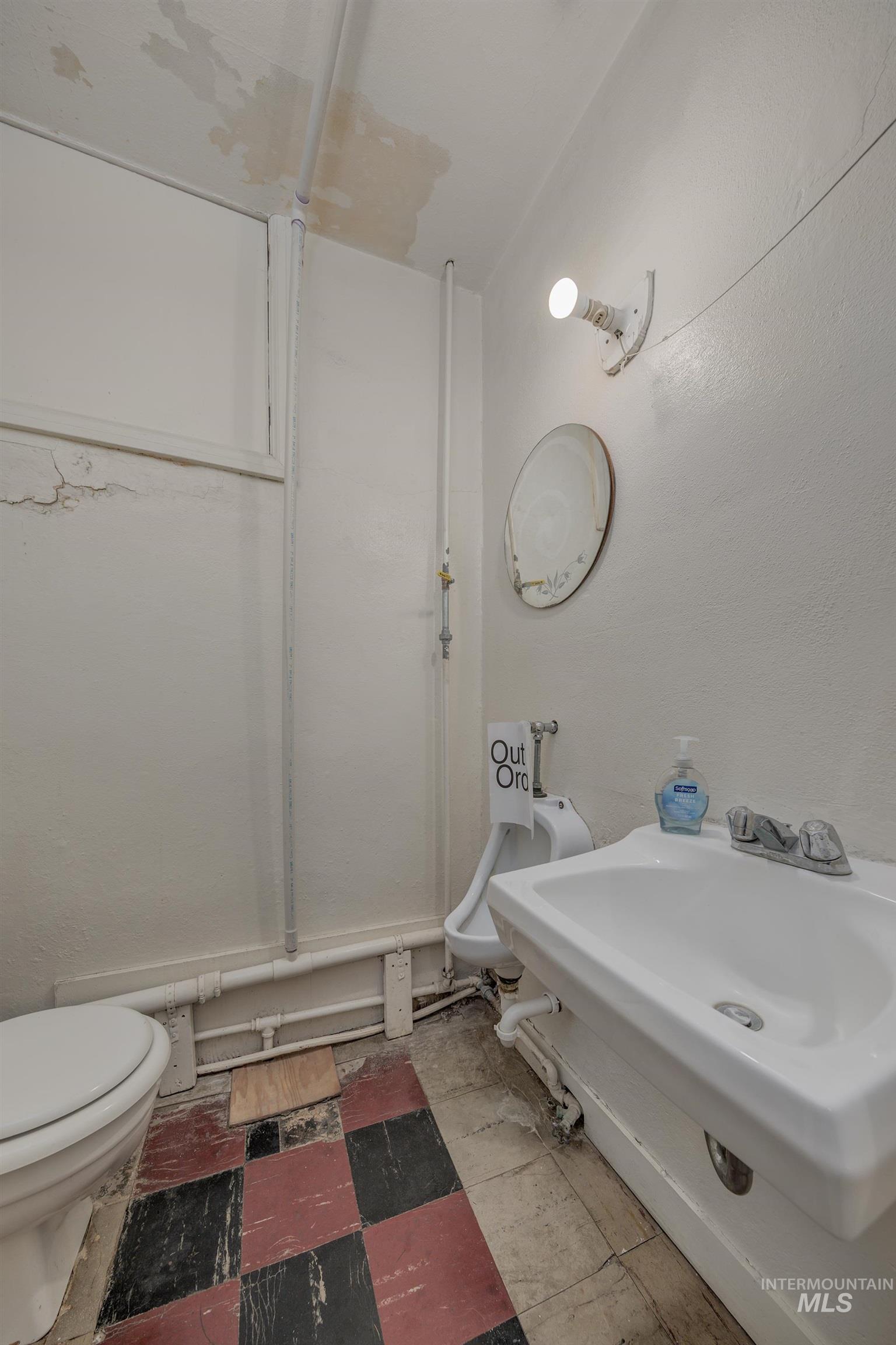 404 North 3rd Street Nyssa, OR 97913 - Photo 19 of 30 Bathroom with toilet and a sink