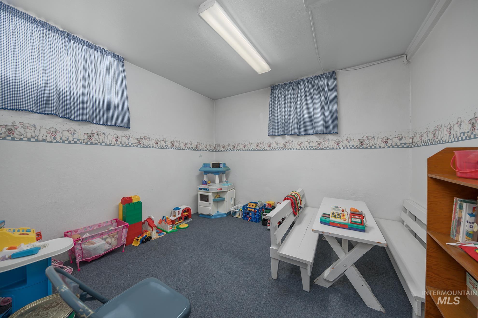 404 North 3rd Street Nyssa, OR 97913 - Photo 24 of 30 Playroom with carpet flooring
