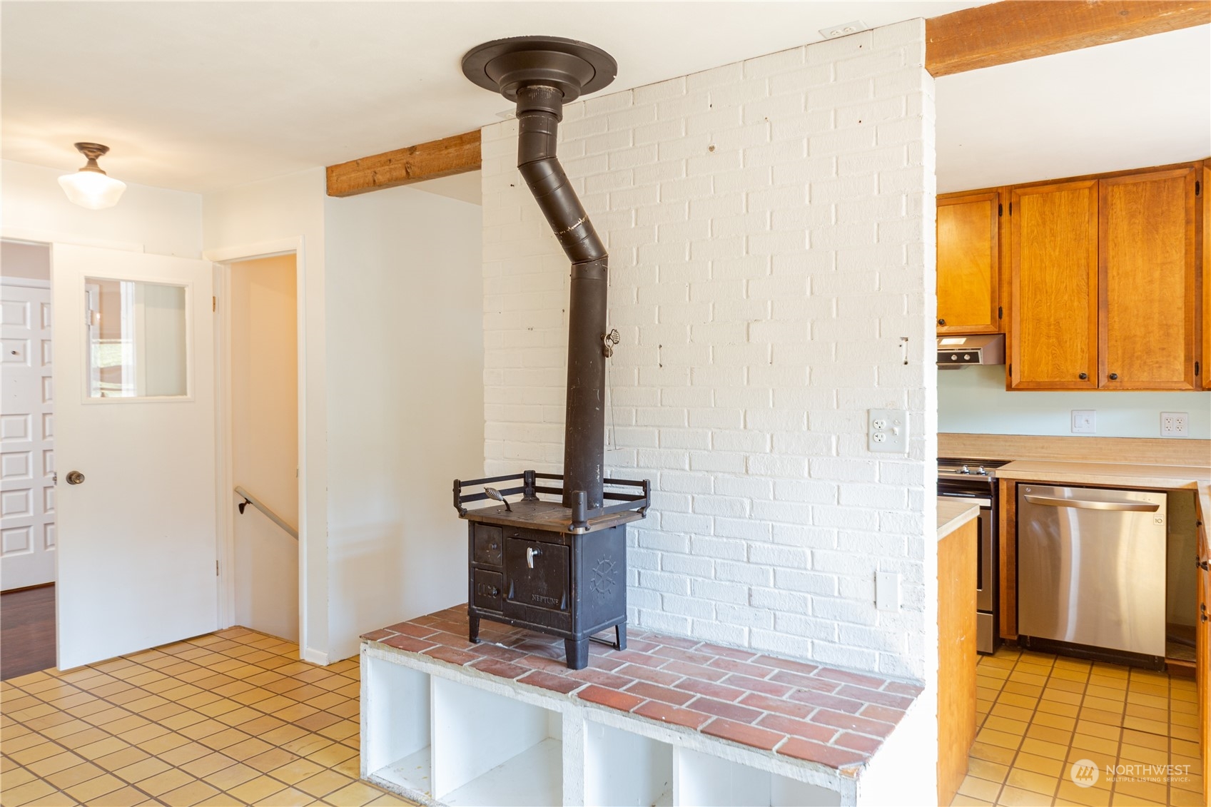 143 Senz Road Sequim, WA 98382 - Photo 11 of 40 a living room with a sink