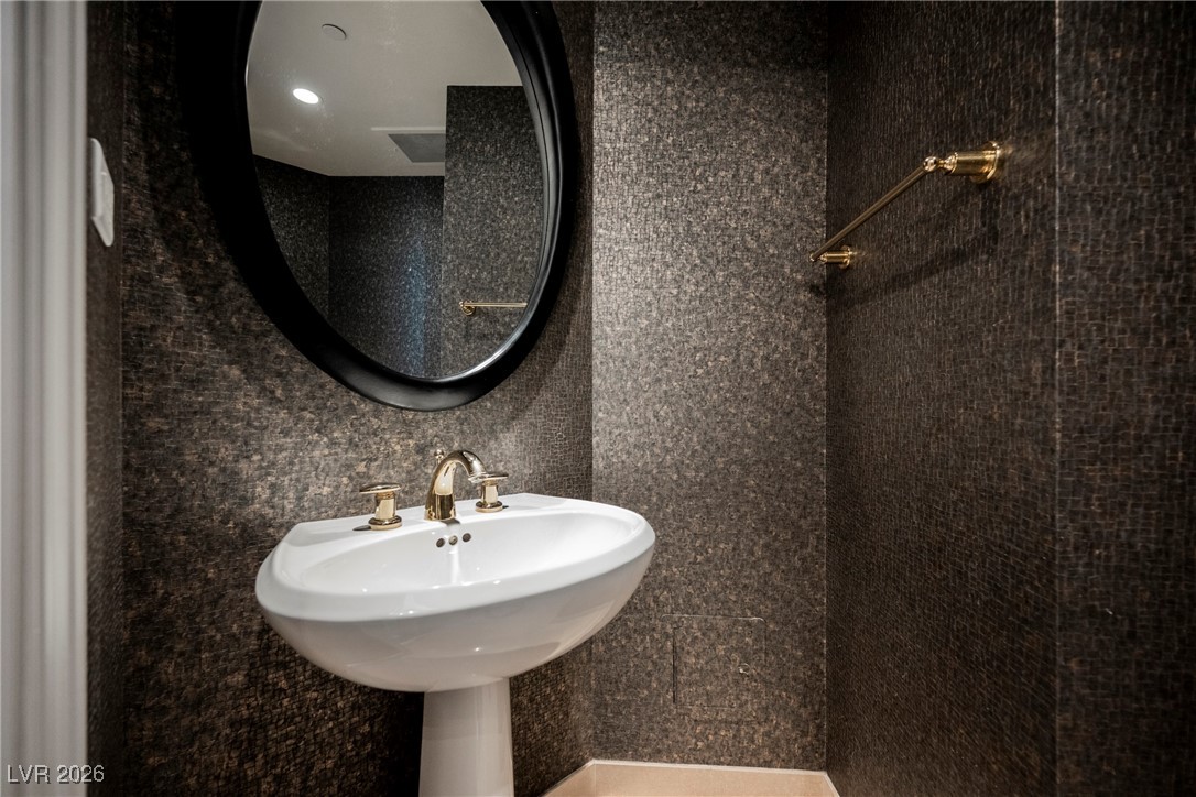 2877 Paradise Road, Unit 1604 Las Vegas, NV 89109 - Photo 32 of 47 Bathroom