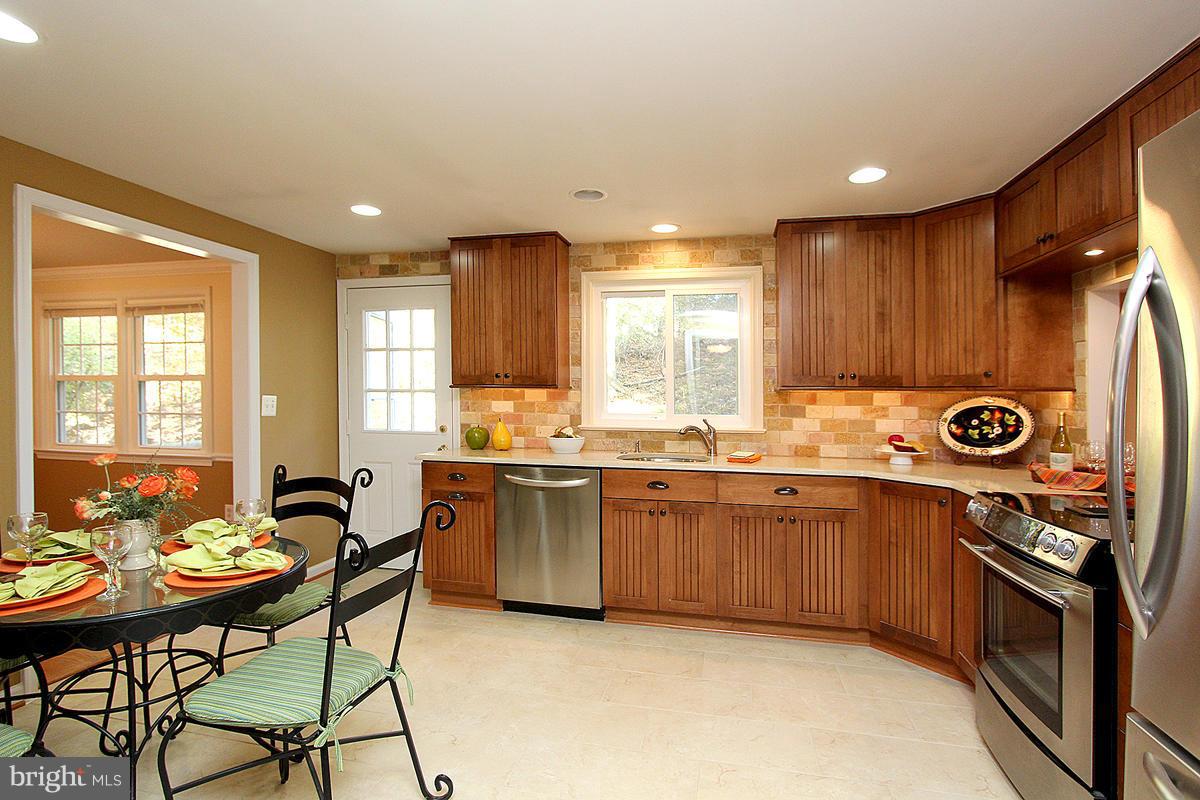 10633 Seneca Spring Way Gaithersburg, MD 20886 - Photo 11 of 30 Kitchen - View from Foyer