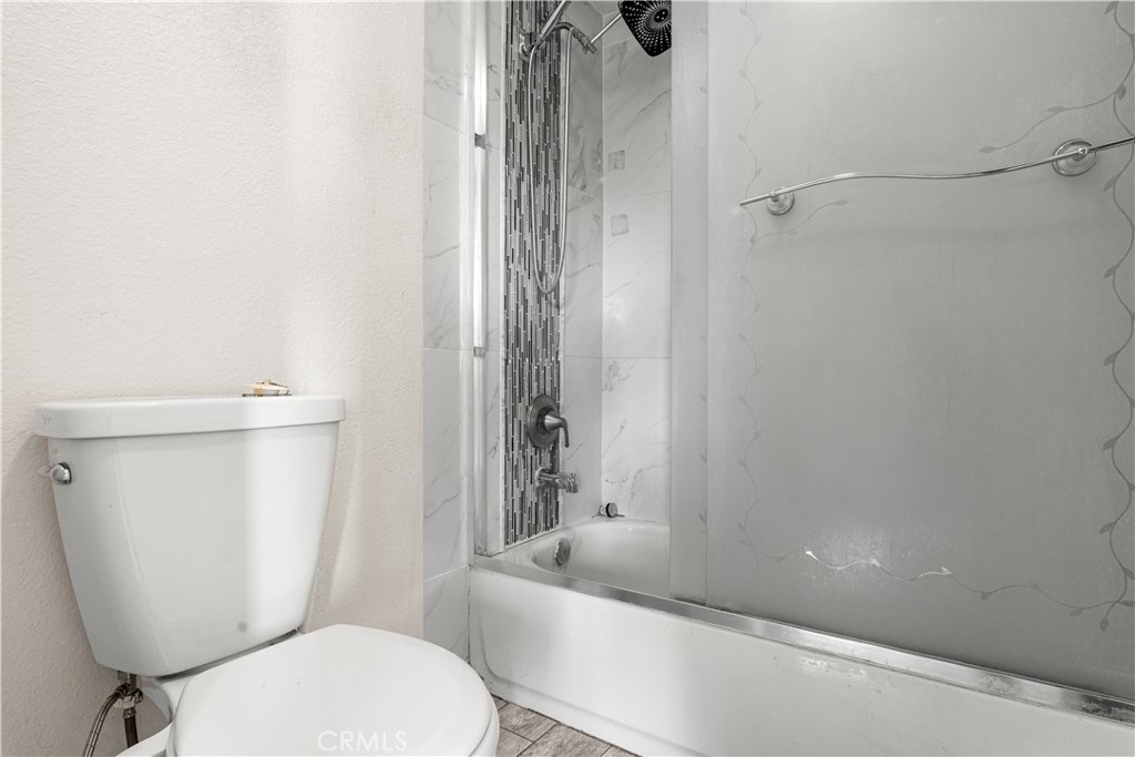 881 South Lamarr Street Rialto, CA 92376 - Photo 26 of 54 a bathroom with a toilet and a bathtub