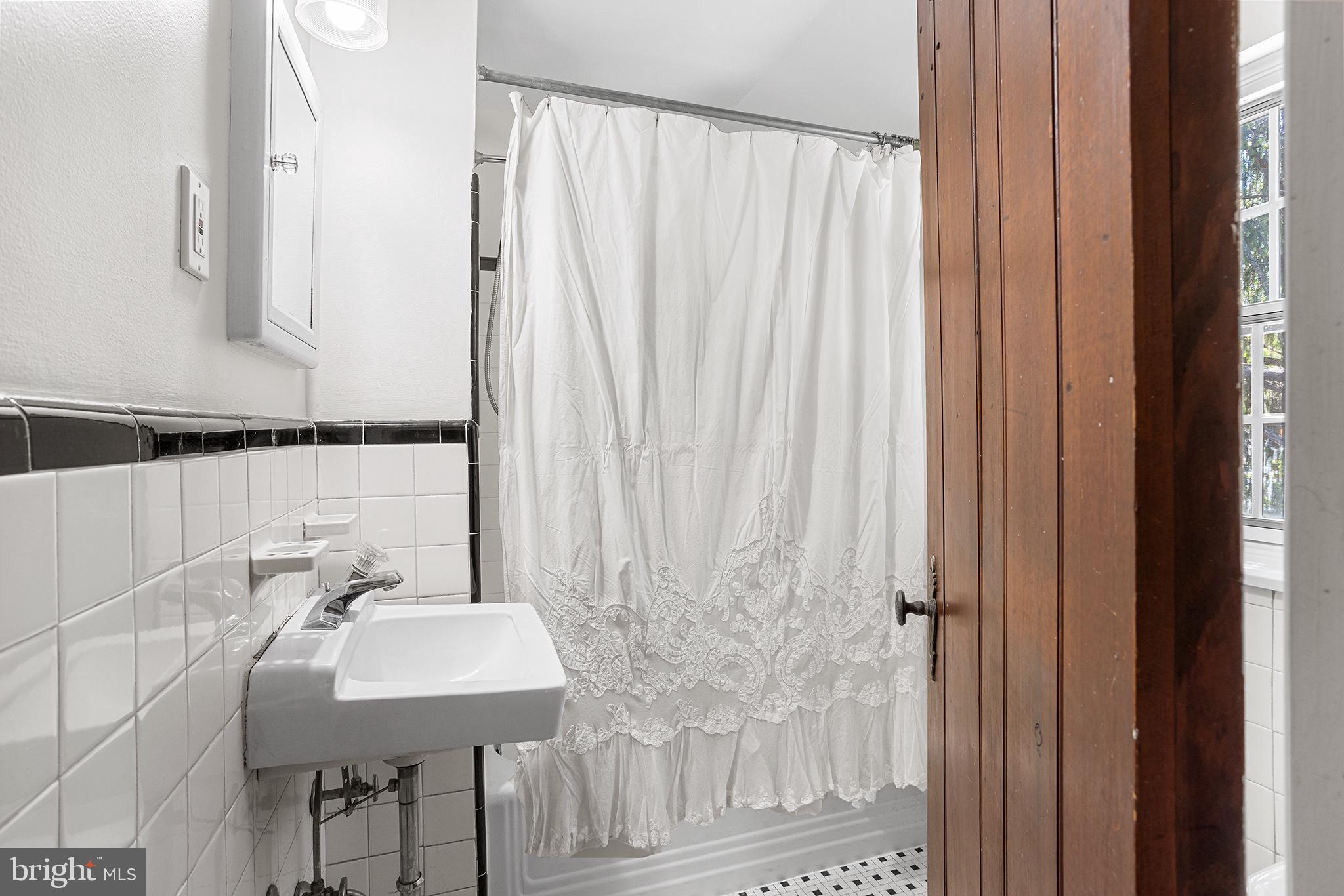 217 East Thomson Avenue Springfield, PA 19064 - Photo 24 of 32 Full Bathroom - Upper Level
